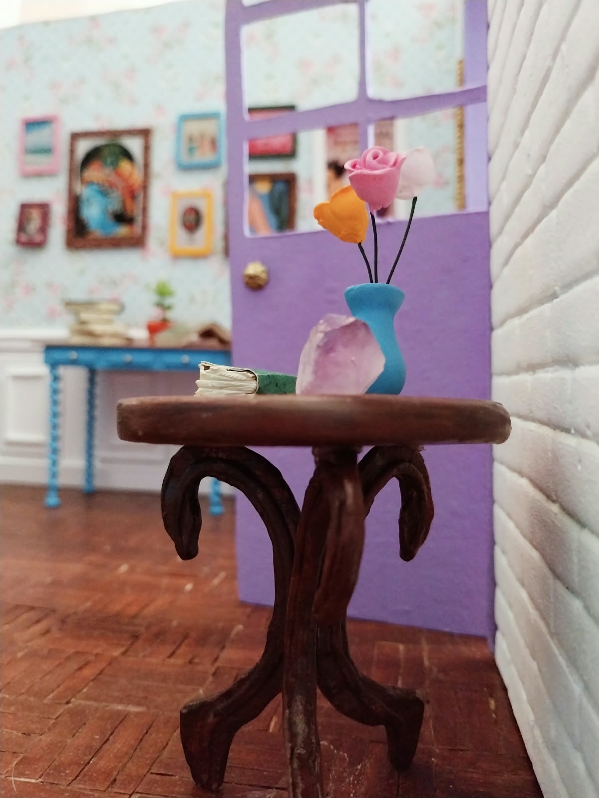 Mesa pedestal e portal lavanda com perspectiva artística
